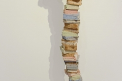 Daniel Eggli - Lesendes Paar auf Büchern - 2022 - Holzskulptur - 142cm