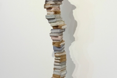 Daniel Eggli - Lesende auf Büchern - 2022 - Holzskulptur - 113cm