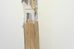 Daniel Eggli - Stehende auf Sessel - 2022 - Holzskulptur - 147cm