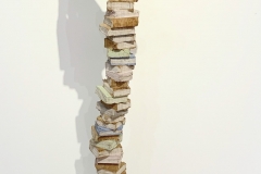 Daniel Eggli - Lesende auf Bücherturm - 2022 - Holzskulptur - 135cm
