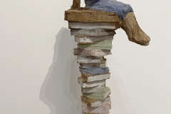 Daniel Eggli - Kleine Lesende auf Büchern - 2022 - Holzskulptur - 61cm
